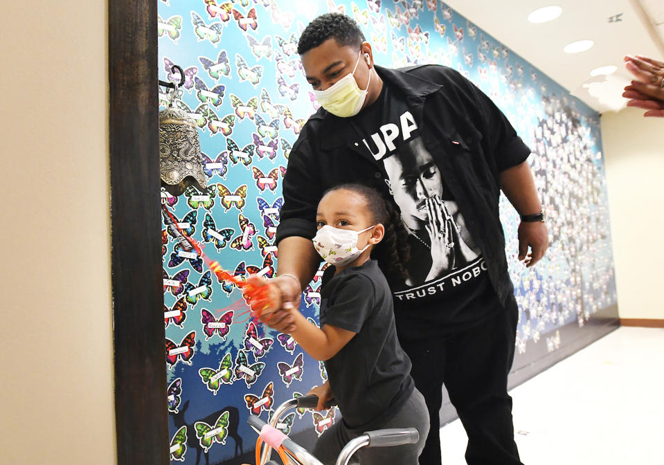 Bryson Crenshaw, Megan Crenshaw, Ben Crenshaw, Riley, bell-ringing, inpatient rehab (Courtesy Mike Dickbernd/Riley Children’s Health)