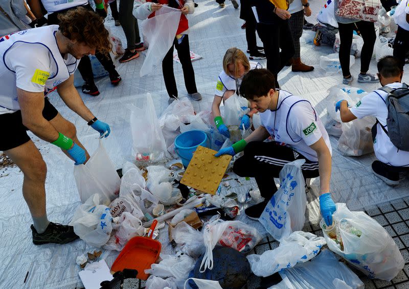 Trash picking competition known as "Spogomi World Cup" in Tokyo