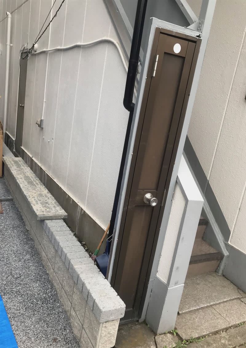東京都多摩區的小平市有一道詭異鋁門，非常狹窄。（圖／翻攝自@tsugsan推特）