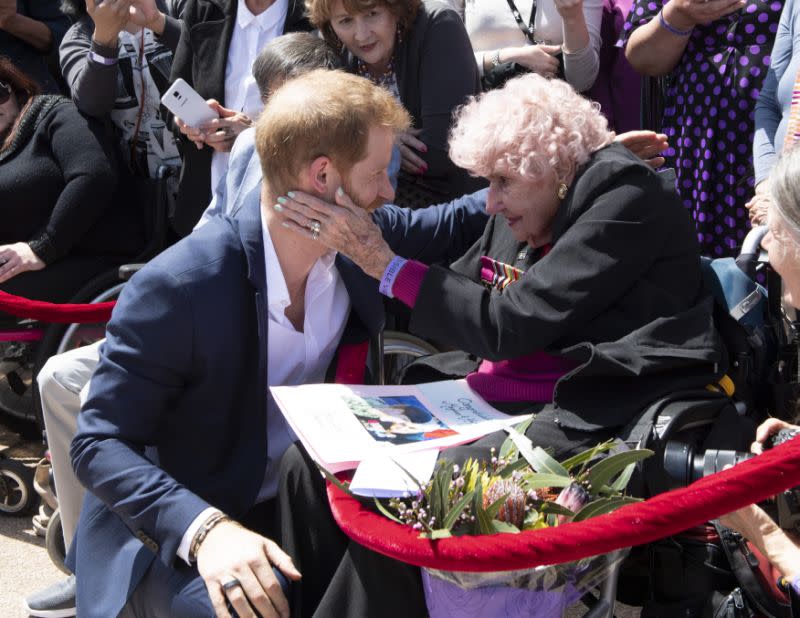 Harry umarmt Kriegswitwe Daphne Dunne, 98, in Sydney. (Getty)