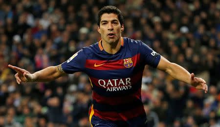 Luis Suarez celebrates after scoring the fourth goal for Barcelona. Reuters / Sergio Perez