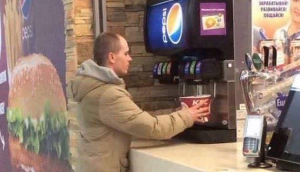 Das Netz feiert den “Soda Bucket Man” (Bild: Twitter)