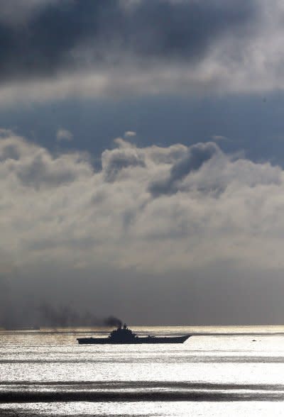 俄國航空母艦庫茲涅佐夫號21日通過多佛海峽，多佛海峽為英吉利海峽最狹窄處。（美聯社）