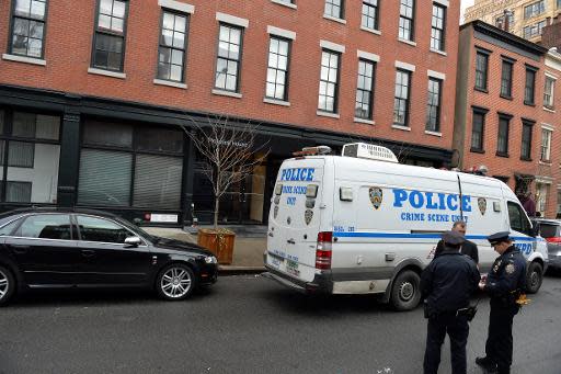 Agentes de la Policía de Nueva York vigilan la entrada del edificio donde vivía el actor Philip Seymor Hoffman, el 2 de febrero de 2014, tras conocer la noticia de su muerte (AFP/Archivos | Stan Honda)