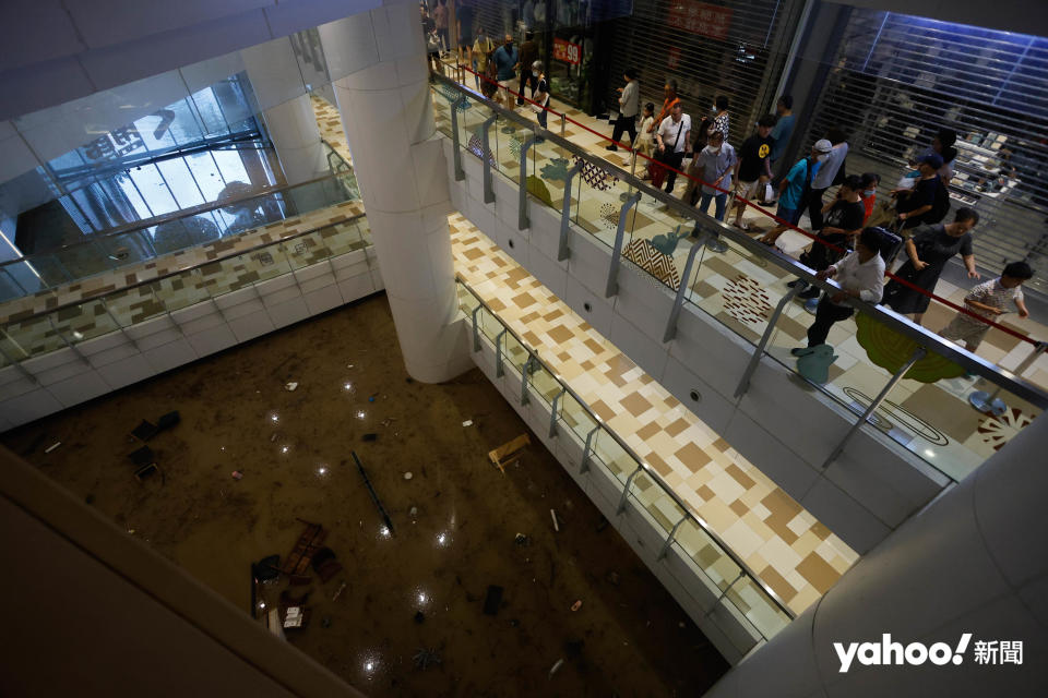 本港遭遇世紀豪雨，黃大仙成為水浸重災區，黃大仙中心北館地下全層淹沒，有街坊在較高樓層觀察情況。