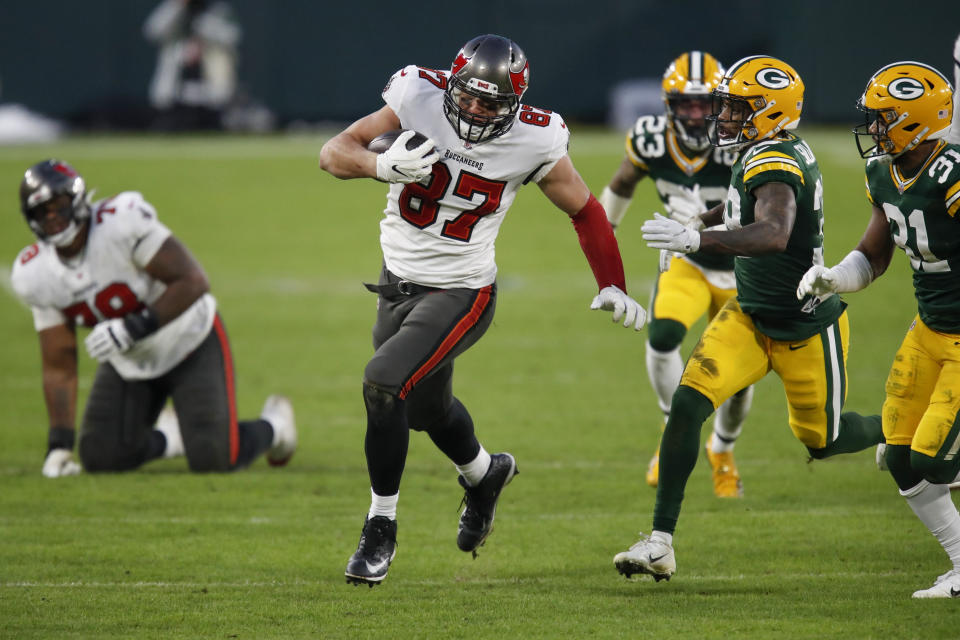 Ka'dar Hollman y Adrian Amos de los Packers de Green Bay intentan detener a Rob Gronkowski de los Buccaneers de Tampa Bay el domingo 24 de enero del 2021, en el encuentro por el campeonato de la NFC. (AP Foto/Matt Ludtke)