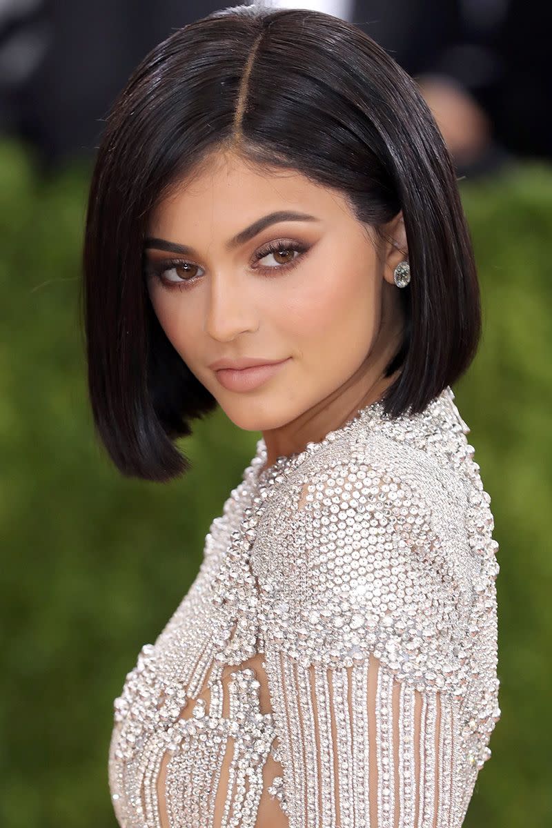 <p>A slick and short blunt bob for the 2016 Met Gala.</p>