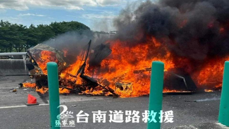 燒成火球！台南學甲砂石車與工程車碰撞　1人疑失去生命跡象