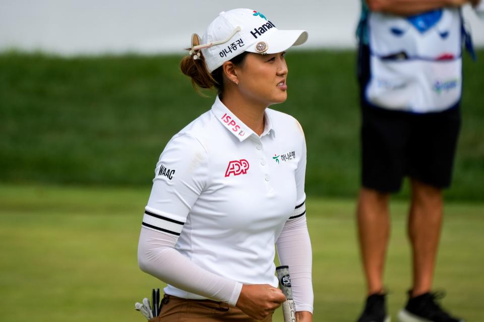 Minjee Lee aus Perth, Australien, pumpt ihre Faust, nachdem sie am Samstag, den 9. September 2023, am 18. Loch bei der von P&G präsentierten Kroger Queen City Championship 2023 im Kenwood Country Club in Madeira, Ohio, ein Par erreicht hat Tag 15 unter.