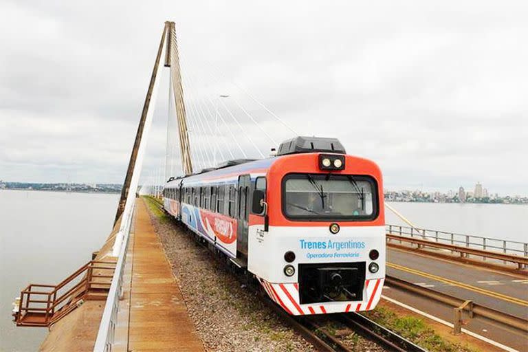 El tren de pasajeros volvió a cruzar el puente internacional Roque González de Santa Cruz, pero con problemas