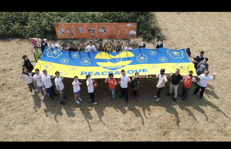 雲林巾彩耕地藝術節巨幅毛巾壁畫　聲援烏克蘭愛與和平