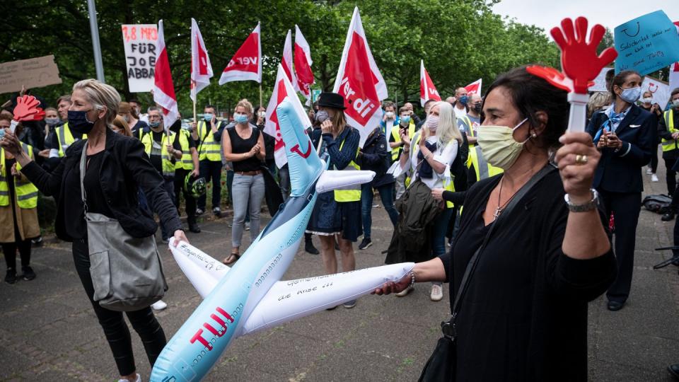 Flugbegleiter von Tuifly demonstrieren während der Aufsichtsratssitzung vor dem Gebäude der Tui Group in Hannover.