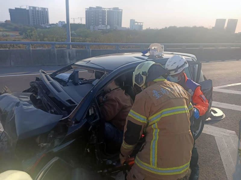 ▲台86線東向灣裡出口匝道，今（7）日下午發生自小客車重大車禍。（圖／翻攝畫面）