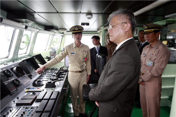 國防部副部長夏立言18日視導海軍作戰艦艇，瞭解官兵戰備整備概況。（軍聞社記者方正攝）