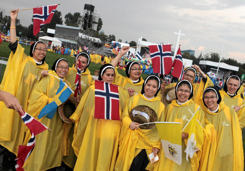 <p>Nuns covered in rain coats gather before the opening mass of World Youth Day in Krakow, Poland July 26, 2016. (Agencja Gazeta/Krzysztof Miller/via REUTERS)</p>