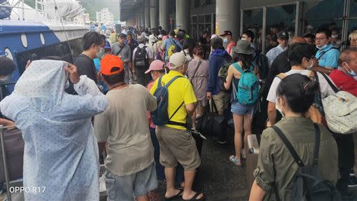   上千名旅客湧現綠島碼頭，險與居民爆搶票衝突。（圖／記者王浩原攝影）