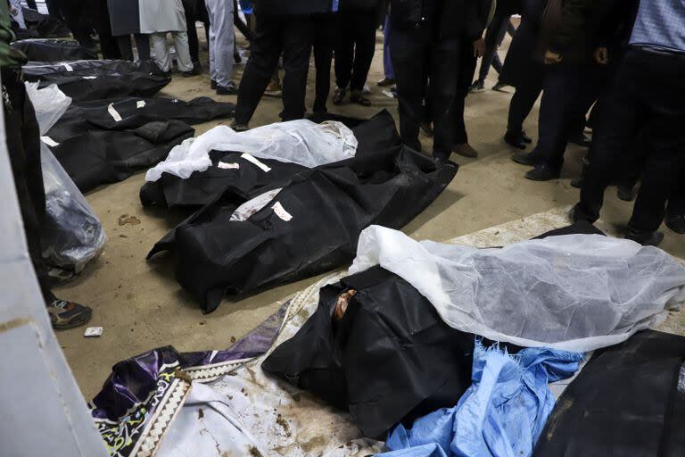 Cuerpos de víctimas en bolsas para cadáveres yacen en el suelo después de dos explosiones en la ciudad de Kerman, a unos 820 kilómetros al sureste de la capital, Teherán, Irán, el miércoles 3 de enero de 2024.