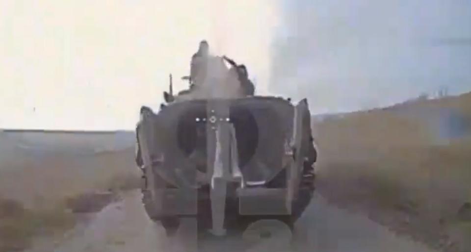 烏軍使用「FPV 穿越機」攻擊俄軍戰車的「第一人稱」畫面。   圖:翻攝自推特