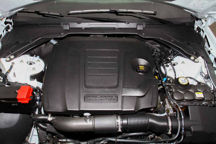 XE P300同樣是採用2.0升Ingenium直列四缸渦輪增壓汽油引擎，但其動力輸出提升至300ps/5500rpm、40.8kgm/1500-4500rpm， 0-100km/h加速度的成績為5.9秒。