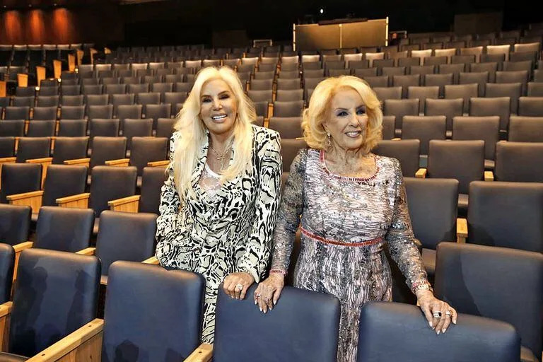 Hace algunos años, Susana Giménez y Mirtha Legrand en la reinauguración del teatro Tronador de Mar del Plata