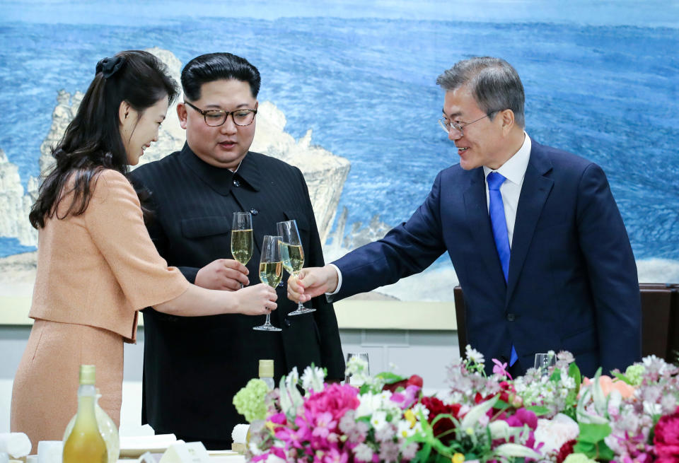 <p>South Korean President Moon Jae-in, right, toasts with Ri Sol Ju, wife of North Korean leader Kim Jong Un during a banquet at the border village of Panmunjom in the Demilitarized Zone, South Korea on April 27, 2018. (Photo: Korea Summit Press Pool via AP) </p>