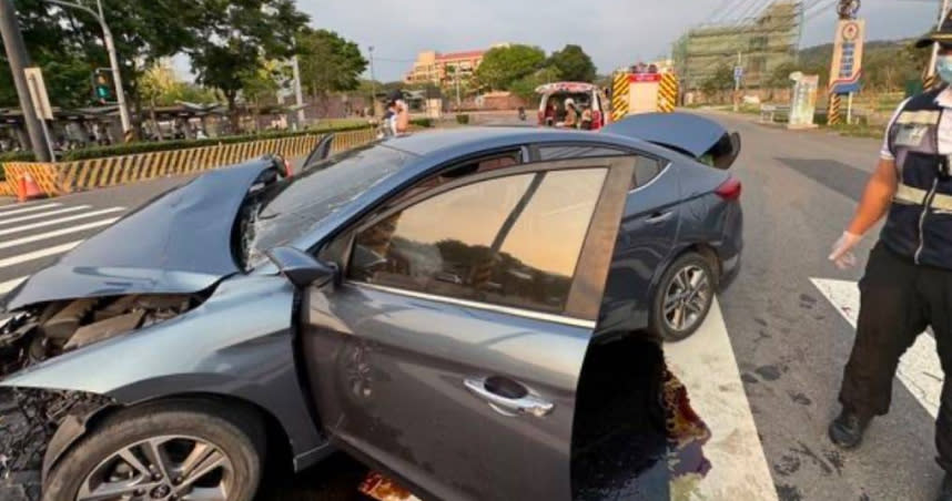 高雄科技大學燕巢校區發生一起死亡車禍，轎車自撞分隔島釀1死3傷。（圖／翻攝畫面）