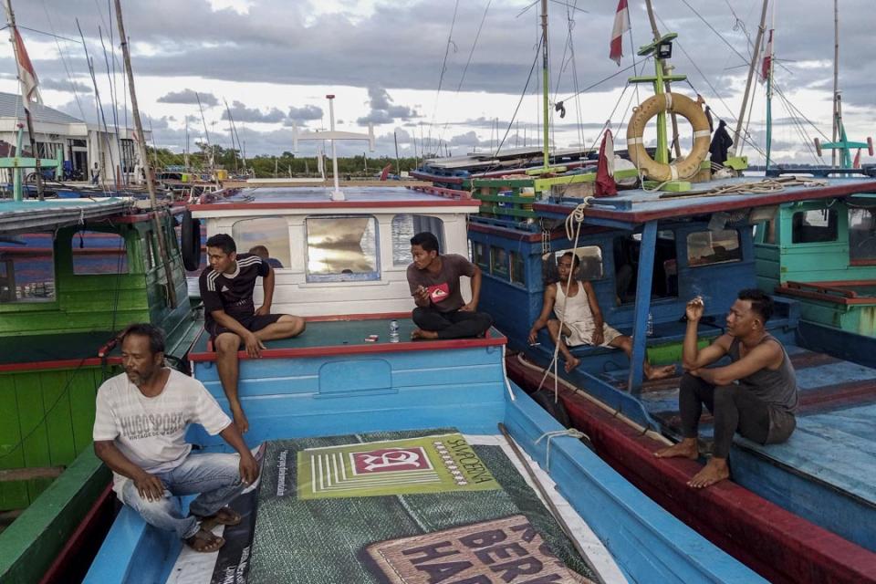 2021年4月28日，印尼納土納區，漁民在港口休息。