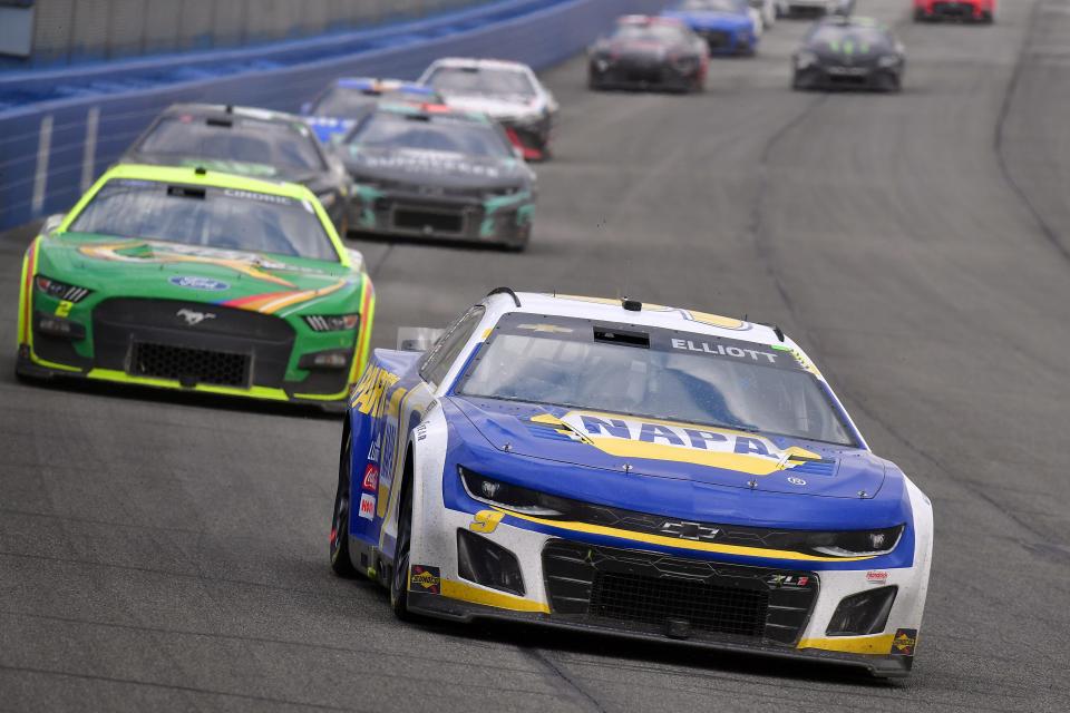 Chase Elliott, al frente, corrió por última vez en Auto Club Speedway en Fontana, California, el 26 de febrero de 2023.