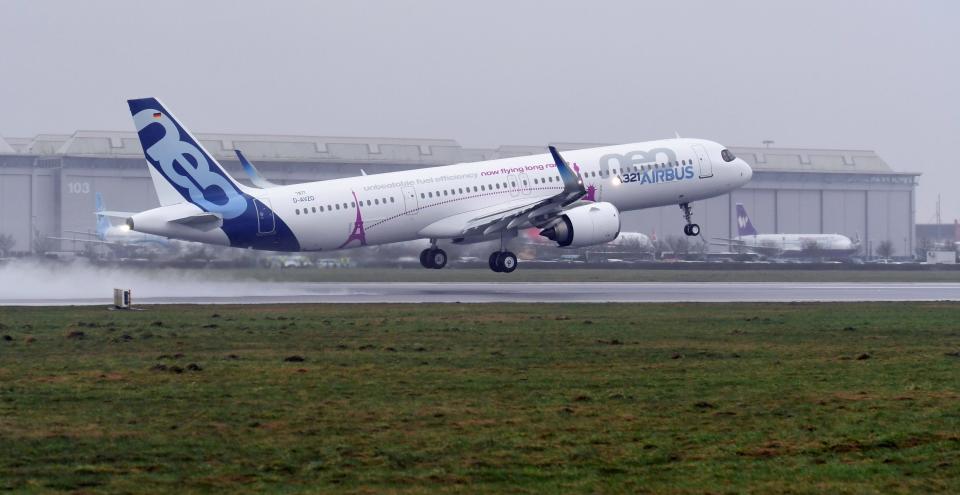 An Airbus A321LR takes off during a presentation of the company's new long range aircraft in Hamburg-Finkenwerder, Germany, January 31, 2018.