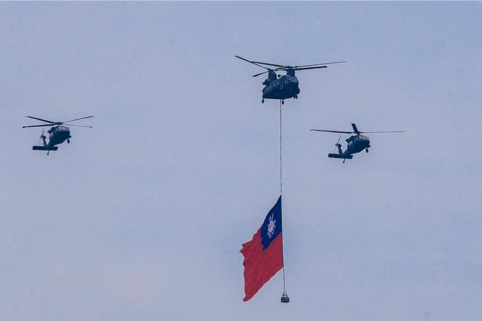 龍潭龍城營區7日舉行520就職典禮排練，國旗梯隊由陸軍與海軍反潛航空大隊702作戰隊組成，此為海軍首度加入國旗梯隊陣容，全隊以12架直升機編制，展示18X12公尺之國旗，將於就職典禮上國歌演唱時飛越主席台。CH-47SD，契努克直升機吊掛著國旗，後面兩架UH-60M，黑鷹直升機伴飛。（陳麒全攝）