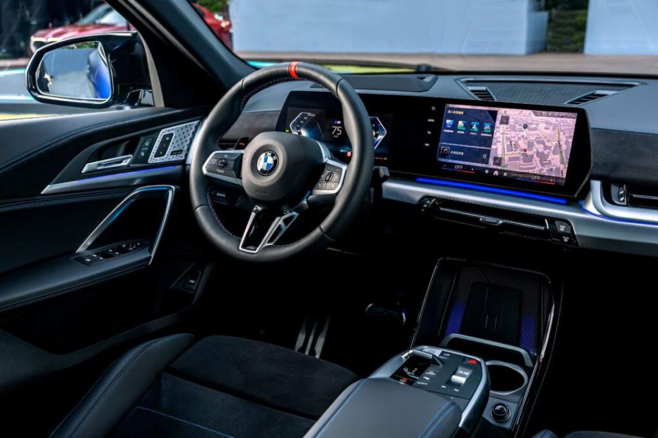 全車系標配全新BMW Operating System 9使用者介面，加入Zero-layer概念導入全新QuickSelect快捷選單和下方橫幅上的重點功能鍵，讓車主擁有更直覺的數位化體驗(圖片提供：汎德)