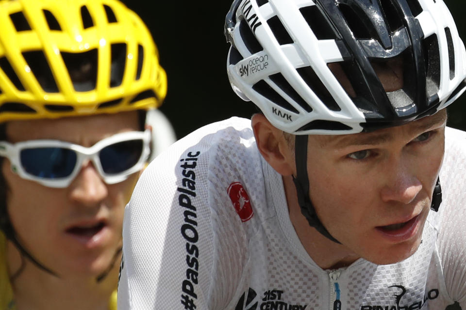 ARCHIVO - En esta fotografía del miércoles 25 de julio de 2018, el británico Chris Froome (derecha) y Geraint Thomas durante la séptima etapa del Tour de Francia, en Saint-Lary-Soulan, Francia. (AP Foto/Christophe Ena )