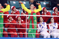 <p>Animadora cantando durante el partidode hockey entre Suiza y Corea del Norte. / Foto: Getty Images </p>