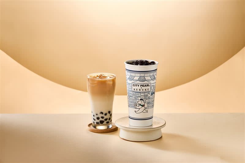「CITY PEARL冰胭脂紅茶珍珠歐蕾」(特大杯22oz)於逾6,900家門市推出上市嚐鮮價69元(原價75元)。（圖／超商業者提供）