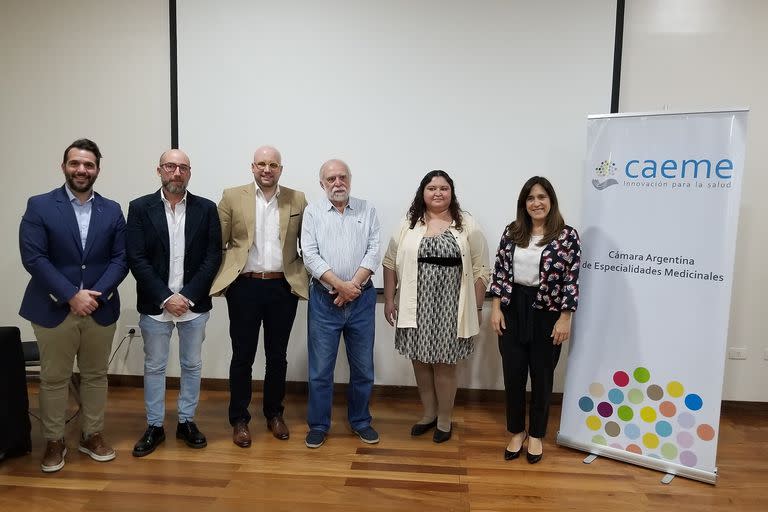 Los disertantes en el encuentro Medios & Farma, organizado en Mendoza por la Cámara Argentina de Especialidades Medicinales (Caeme), fueron Juan Manuel Santa María, gerente general IQVIA para el sur de Latinoamérica; Daniel Luna, jefe del Departamento de Informática del Hospital Italiano; Lucas Lehtinen, director ejecutivo de la Maestría en Propiedad Intelectual de la Universidad Austral; Rubén Torres, medico sanitarista: Susana Baldini, directora médica de Caeme, y Natalia Gandolfi, gerente de Acceso de Caeme