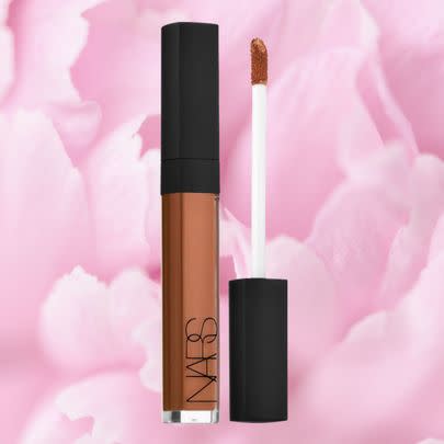 A creamy and radiant concealer