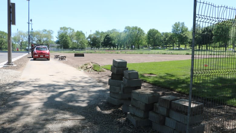 City says there isn't room for 2 softball diamonds at Jeanne-Mance Park