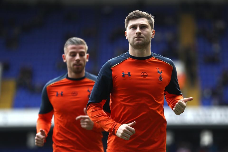 <p>Ben Davies warms up with Toby Alderweireld before kick-off </p>