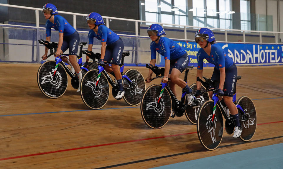 Pinarello Bolide F HR track bikes in carbon or 3d-printed alloy, for Paris 2024 Olympics, Italian women's team training