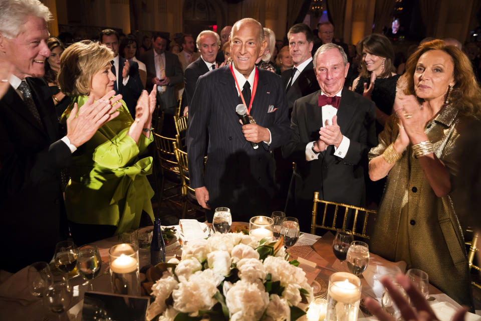 En esta foto del 24 de abril del 2014 difundida por el Carnegie Hall, de izquierda a derecha, el expresidente Bill Clinton, la exsecretaria de Estado Hillary Rodham Clinton, el diseñador de modas Oscar de la Renta, el exalcalde de Nueva York Michael Bloomberg y la diseádora de modas Diane von Furstenberg durante una gala en Nueva York en la que De La Renta fue honrado con la Medalla de la Excelencia y su amigo, Julio Iglesias, cantó. (AP Foto/Carnegie Hall, Chris Lee)