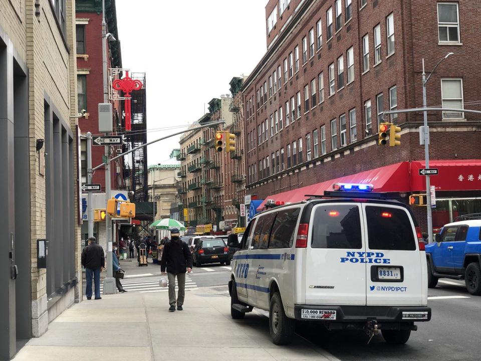 防範仇恨亞裔犯罪，警車在曼哈頓華埠街頭駐守。(記者張晨/攝影)