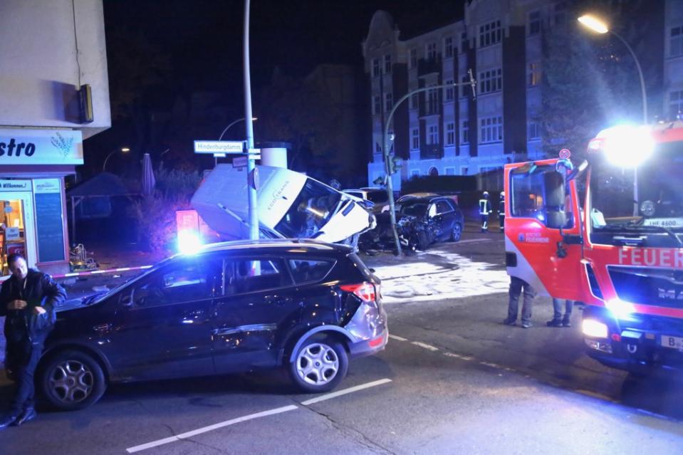 Ein Chaosfahrer hat in Steglitz mehrere Unfälle provoziert und dabei mehrere Menschen verletzt. erst als sein Transporter umstürzte, war die Fahrt zu Ende.<span class="copyright">Thomas Peise</span>