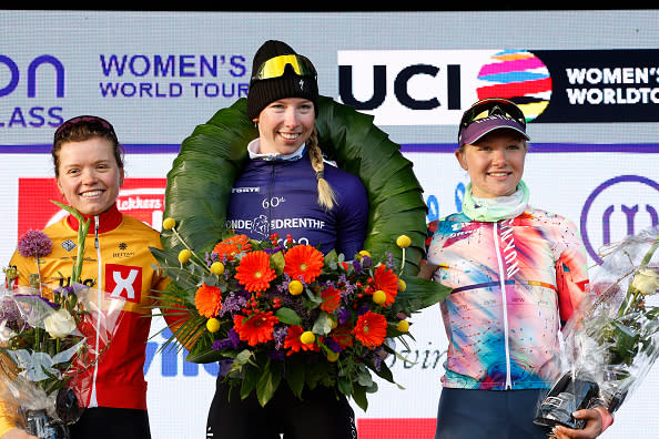 HOOGEVEEN NEDERLAND 11 MAART LR Susan Andersen uit Noorwegen en Team UnoX Pro Cycling runner-up Lorena Wipes uit Nederland, Team SD Worx en Mike van der Duyn uit Nederland en Team CanyonSRAM Racing 3e op het podium na 19 Miron Womens WorldTour Ronde van Drenthe 2023 Women's One Day Race 94km from VAMberg to Hoogeveen RondevDrenthe UCIWWT on March 11, 2023 in Hoogeveen Netherlands Photo by Bas CzerwinskiGetty Images