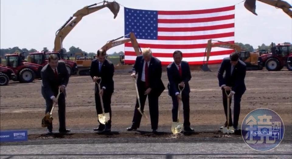 美國總統川普（中）與鴻海董事長郭台銘（右2）一起拿著鏟子，為美國廠動土。（讀者提供）