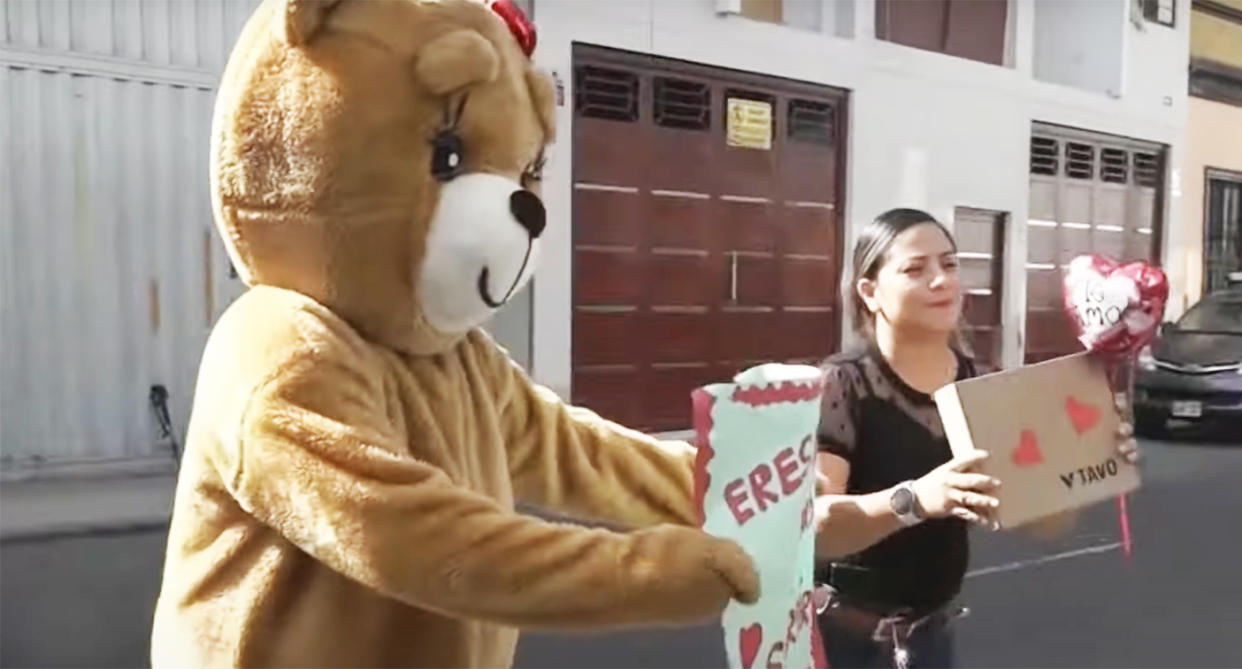 Aprovecharon San Valentín para emboscar a vendedoras de droga con un osito. Foto: Captura de video Youtube