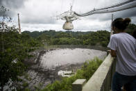 <p>Los investigadores han podido comprobar que el observatorio de Arecibo y su singular radiotelescopio han sufrido daños muy significativos tras el paso del huracán. Todos los miembros del staff están a salvo, pero el cable de alimentación del radar atmosférico y un plato de 12 metros se han perdido tras sufrir vientos de hasta 250 kilómetros por hora. El plato central de grandes dimensiones está intacto, aunque el colapso de la línea de alimentación lo ha dejado ligeramente tocado en algunos lugares. Lo peor es que los miembros del equipo deberán de aguantar con generadores de electricidad, un pozo de agua y comida para una semana hasta que puedan comunicarse con otras partes de la isla cuando las carreteras sean transitables, ya que en estos momentos es imposible desplazarse a ningún sitio. </p>