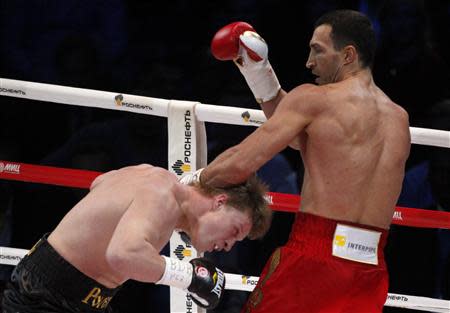 World heavyweight champion Vladimir Klitschko (R) of Ukraine punches challenger Alexander Povetkin of Russia during their heavyweight title fight in Moscow October 5, 2013. REUTERS/Maxim Shemetov