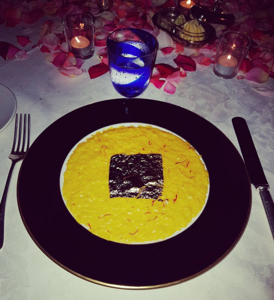 ¡Cena de oro! “Risotto con azafrán, oro de 24K… Comés caro Wanda”, fue el epígrafe del futbolista para esta foto, en la que se ve un plato ¿con oro en el centro?