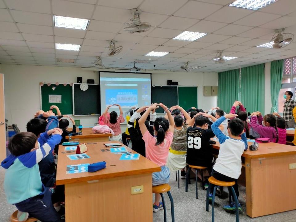 文化局「校園瘋文資」線上課程至板橋重慶國小推廣林家花園。   圖：新北市文化局提供