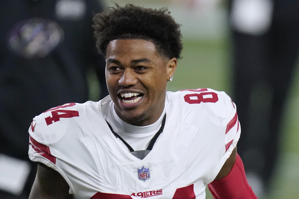 ARCHIVO - El wide receiver Kendrick Bourne de los 49ers de San Francisco al final de un partido contra los Patriots de Nueva Inglaterra, en Foxborough, Massachusetts, el domingo 25 de octubre de 2020. (AP Foto/Steven Senne, archivo)